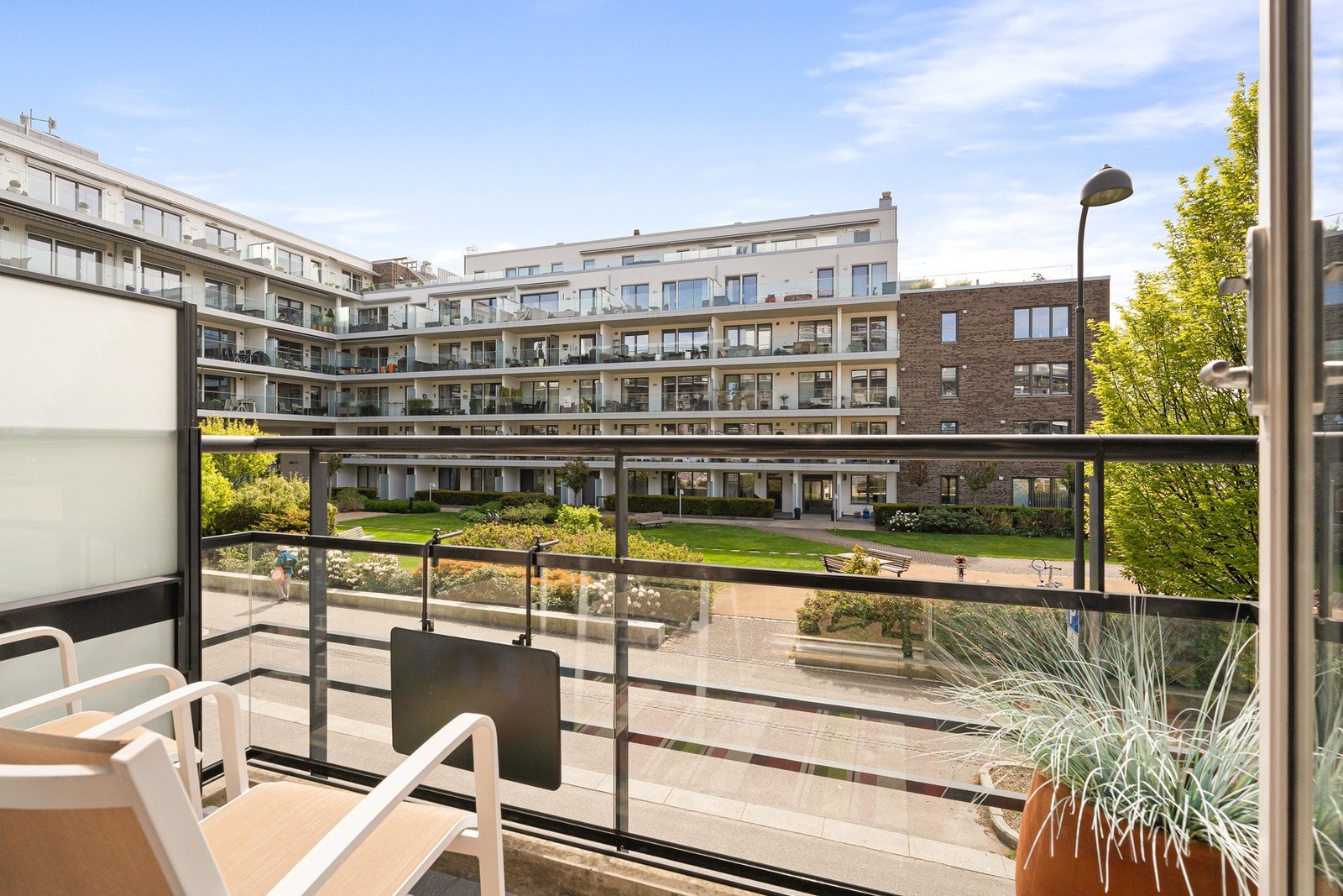 Utsikt fra balkong til hyggelig hage. Galleribilde