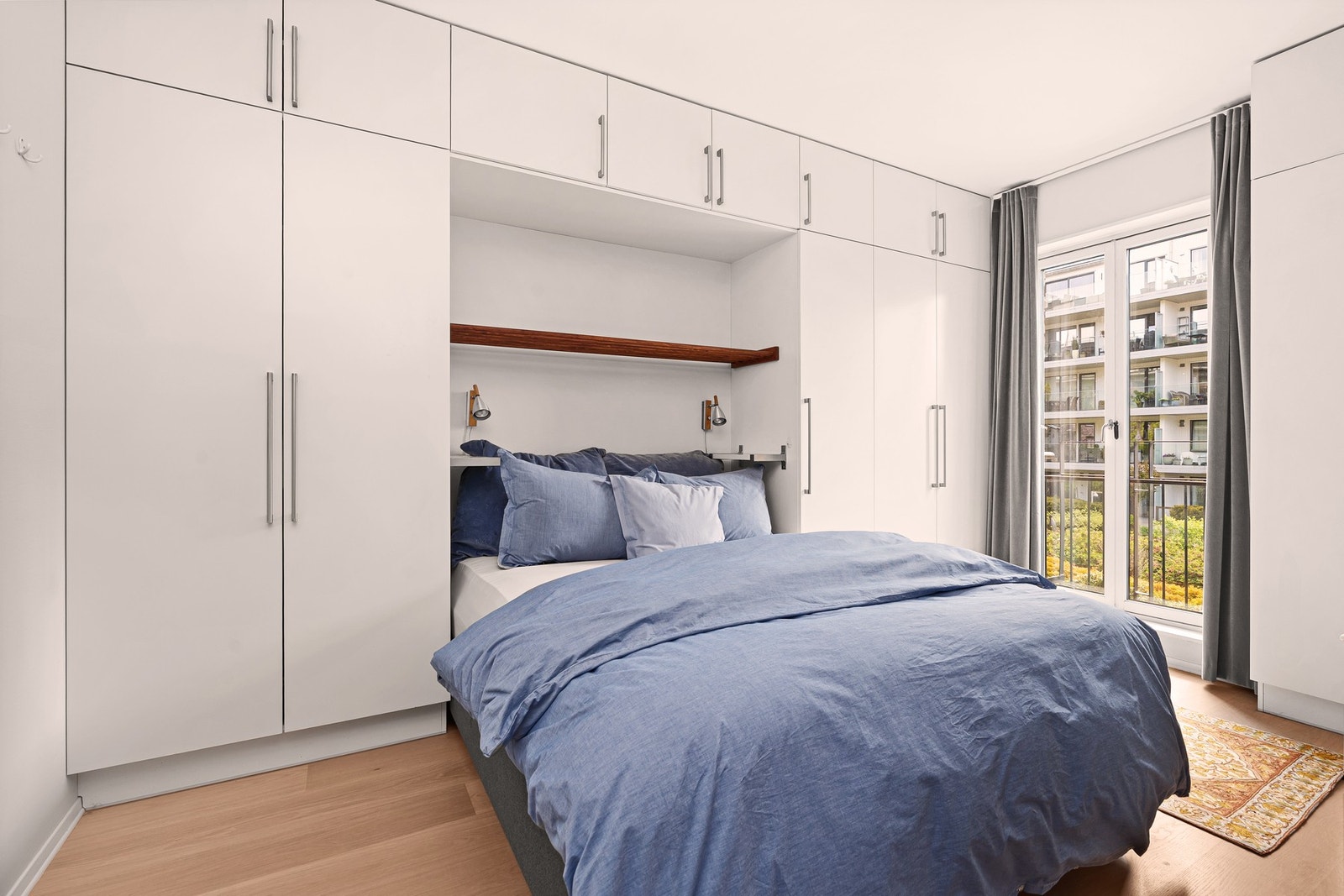 Hovedsoverommet har rikelig med skap og dobbelt vindu som kan åpnes mot fransk balkong. Galleribilde