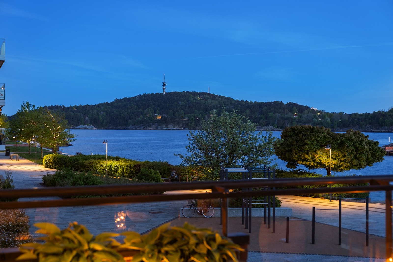 Trærne lang strandpromenaden lyssettes rundt juletider, noe som gjør utsikten sjarmerende gjennom hele året. Galleribilde