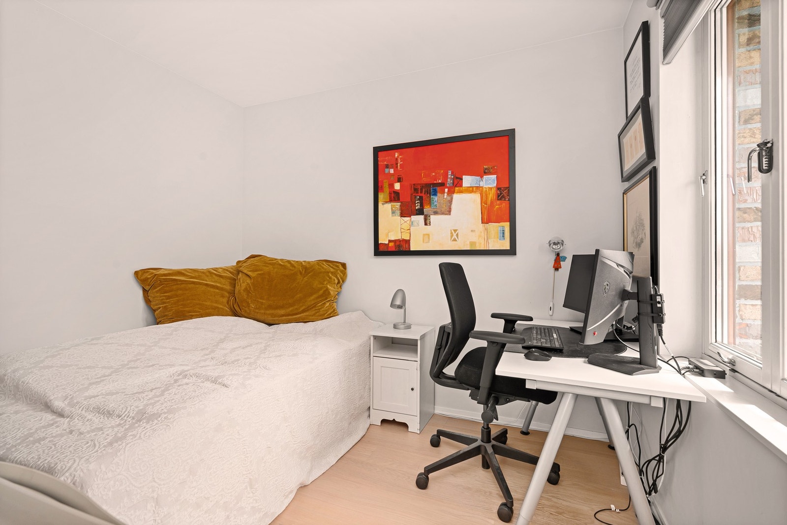 Soverom 2 har plass til dobbeltseng og skrivebord. Galleribilde