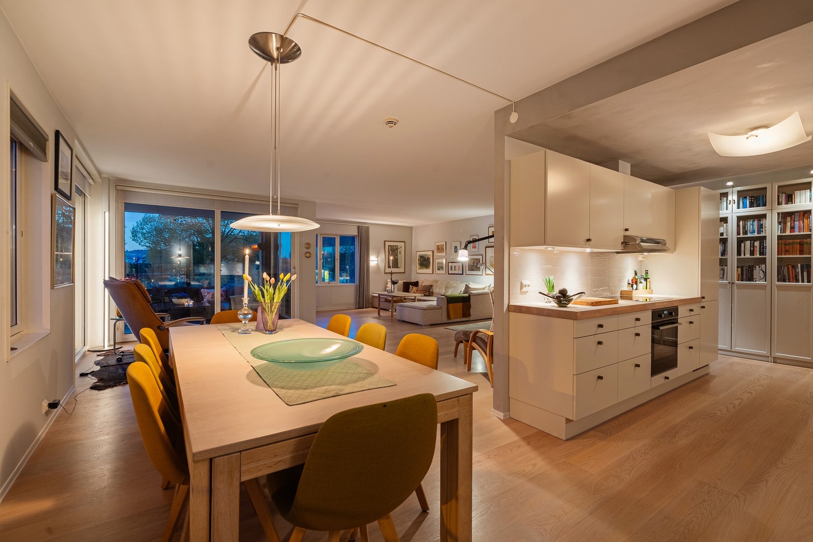 Den romslige stua gir mulighet for å dekke langbord til 24 gjester. Galleribilde