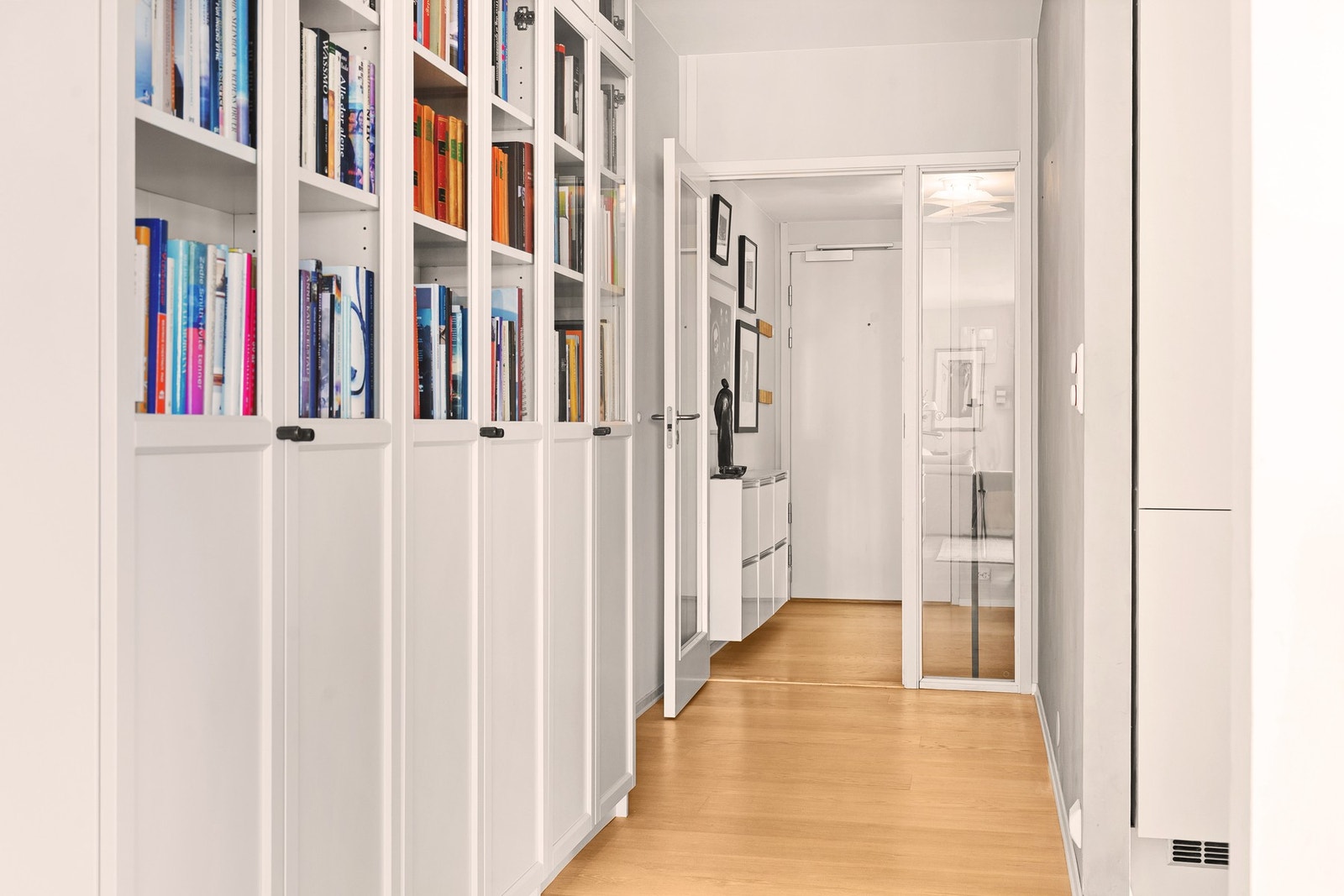 Gang med god plass til bøker og oppbevaring Galleribilde