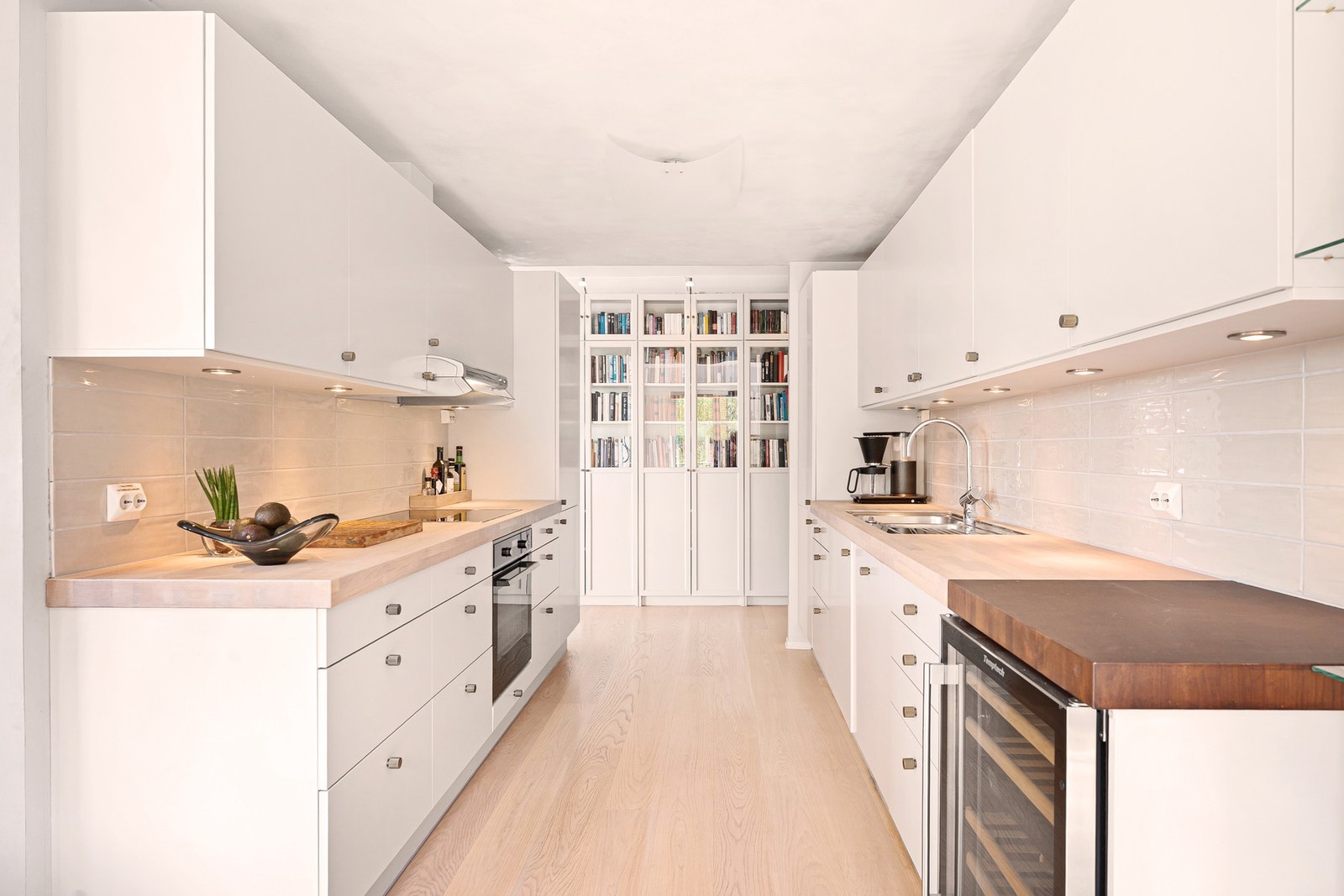 Det er rikelig med skapplass og benkeplass og et praktisk kjøkken å arbeide på Galleribilde