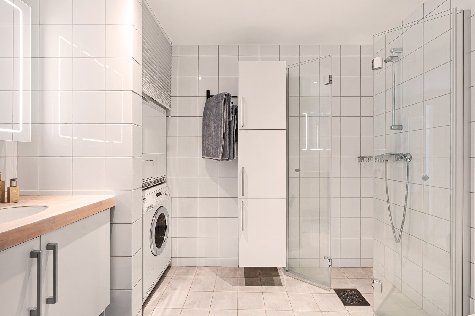 På det andre badet er det praktisk med søyle for både vaskemaskin og tørketrommel Galleribilde