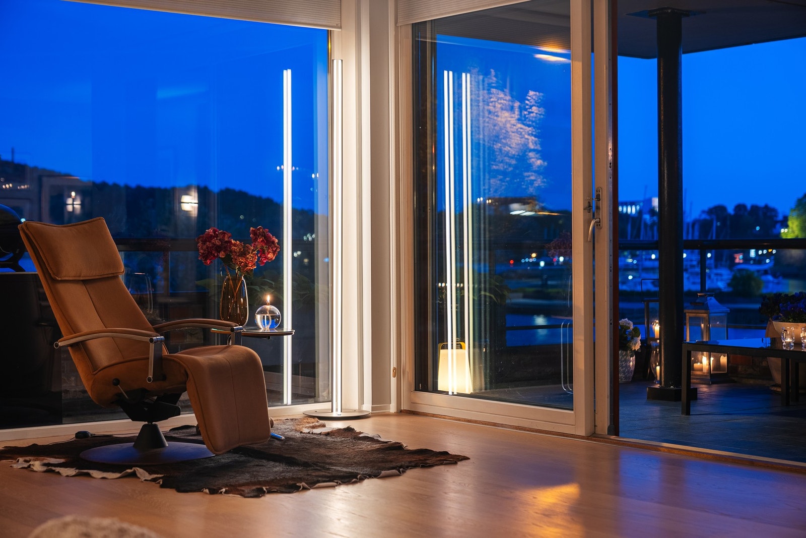 Inne fra stua kan utsikten nytes. Galleribilde