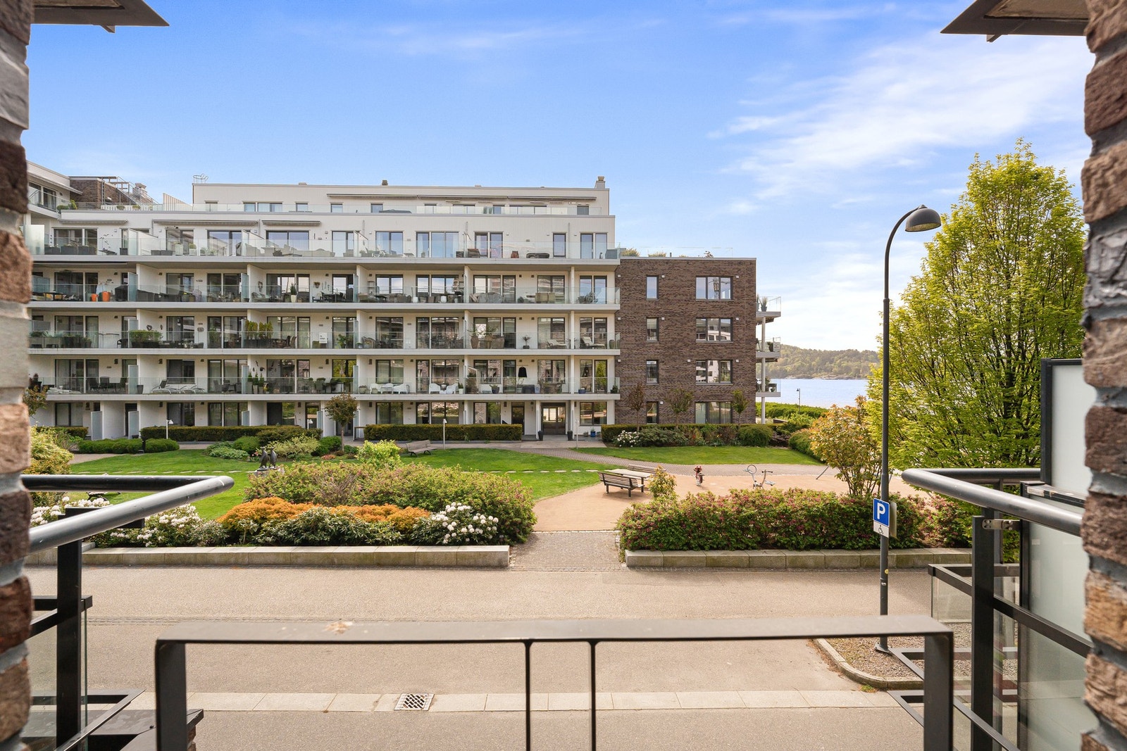 Fra hovedsoverommet kan doble vinduer slås opp når morgenkaffen skal nytes. Galleribilde