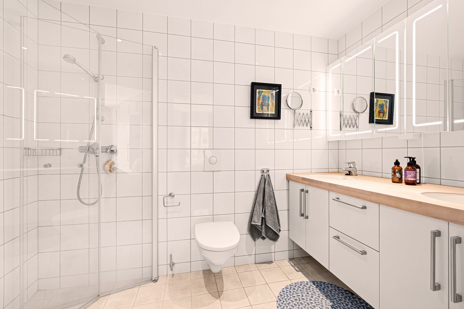 Hovedbad i tilknytning til soverom har dobbel vask og romslig dusj. Galleribilde