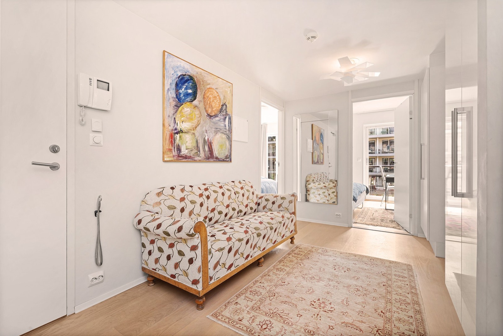 Romslig gang. Godt med oppbevaringsplass. Galleribilde