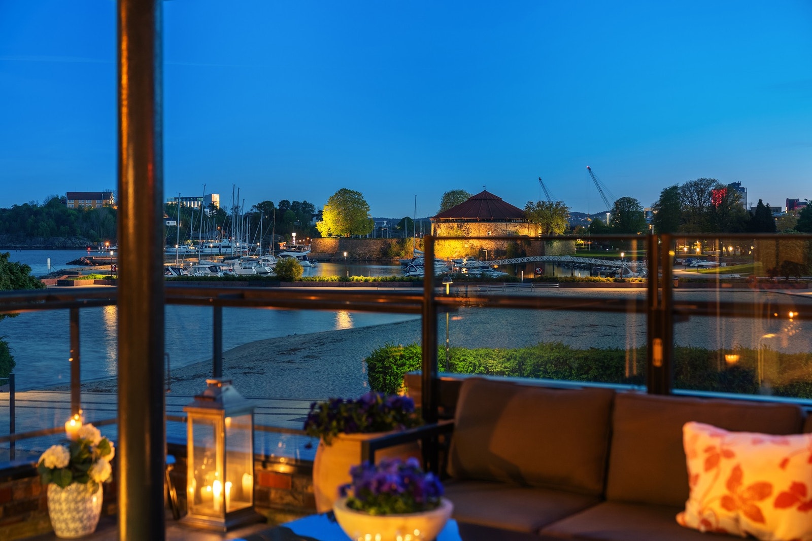 Murstein langs deler av terrassen sørger for panorama utsikt, men gir høy grad av diskresjon. Galleribilde