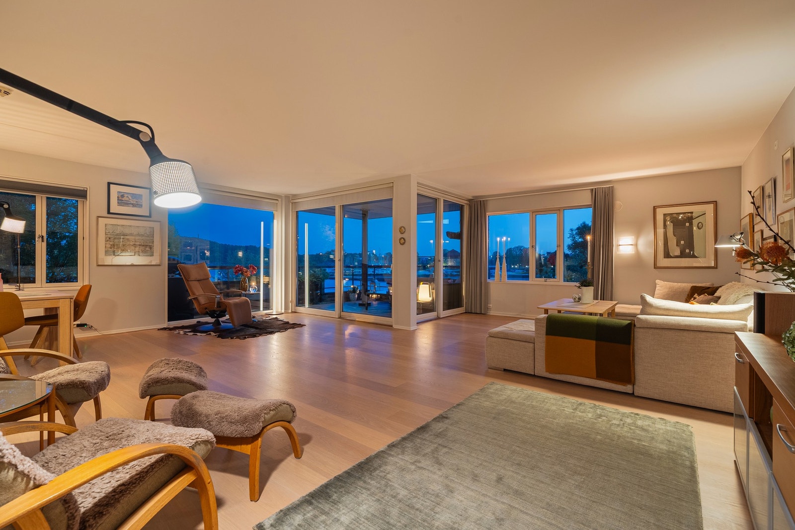 Fra godstolene kan utsikten nytes. Galleribilde