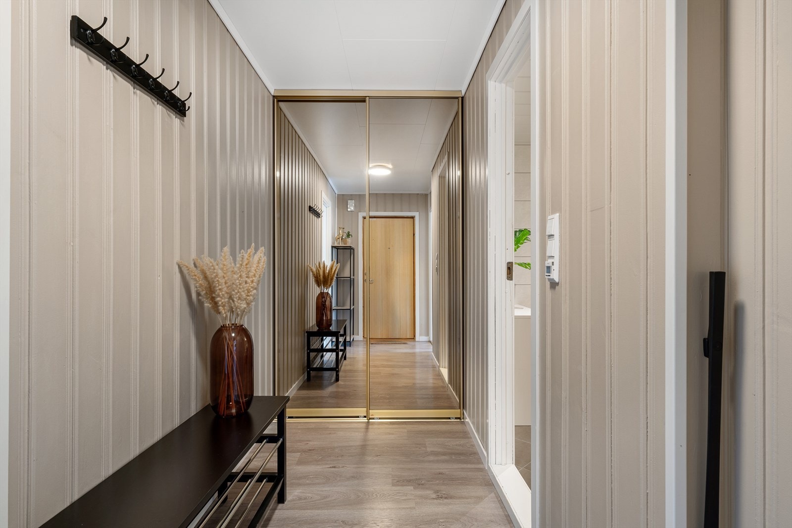 - Entréen har god plass til ønsket oppbevaringsløsning. Praktisk garderobeløsning skjult bak skyvedører i speil - Galleribilde