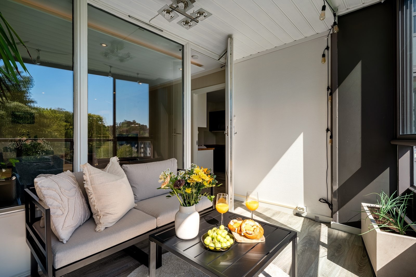 - Balkongen blir som en slags forlengelse av stuen - Galleribilde