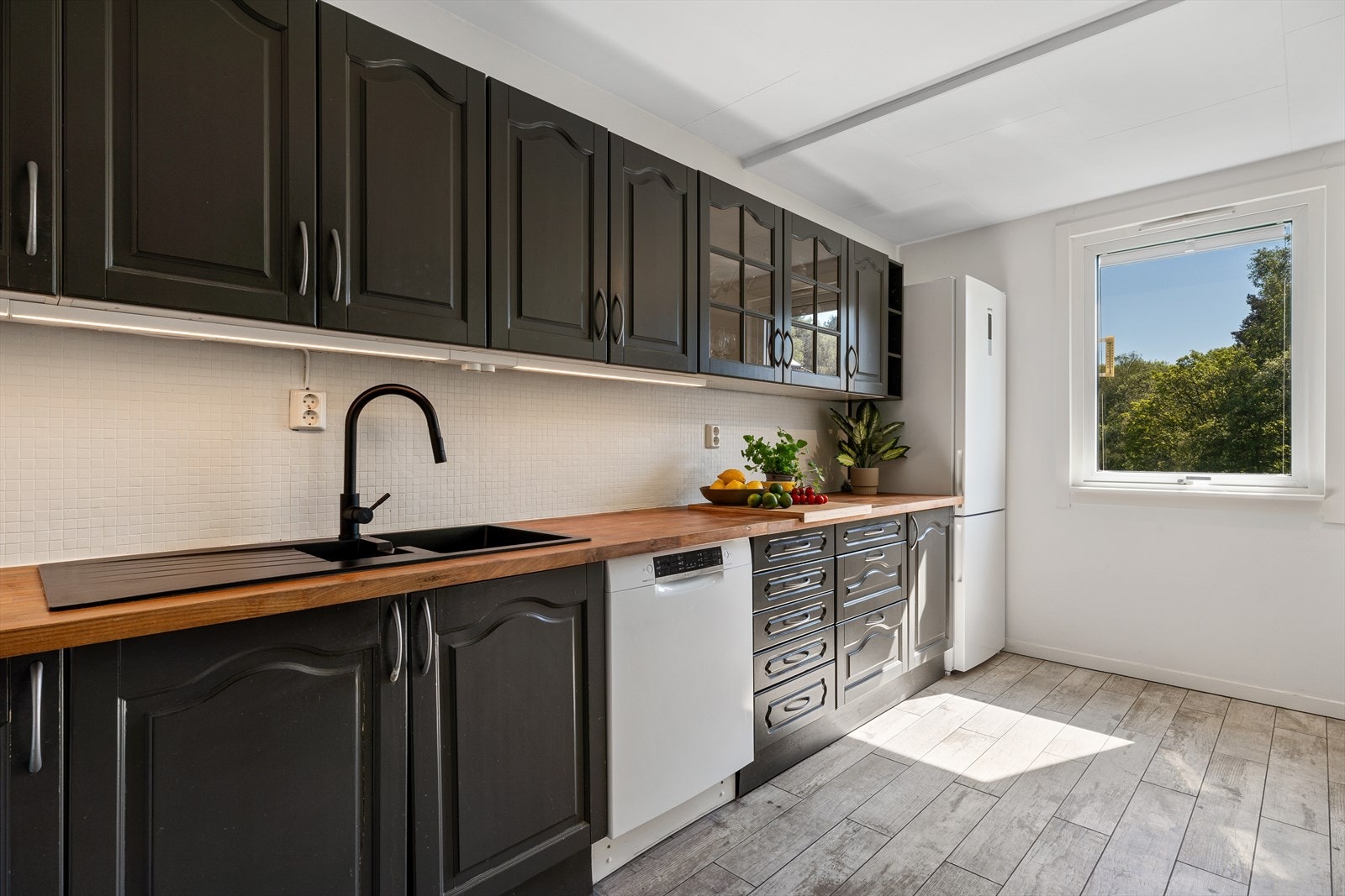 - Tidløs innredning med profilerte fronter og benkeplate av tre - Galleribilde