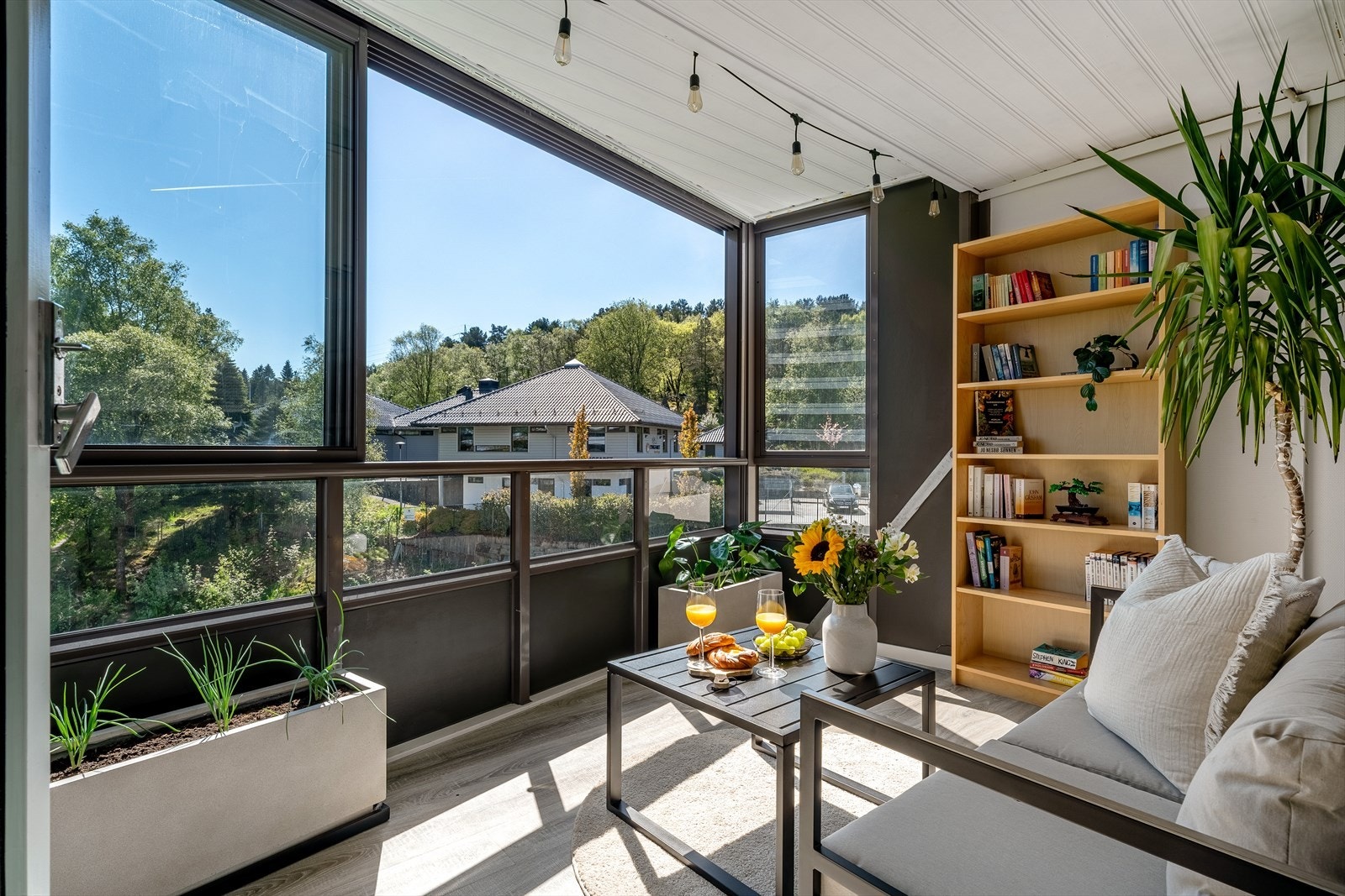 - Det at balkongen er innglasset gjør bruksmulighetene betraktelig større, og den kan nytes store deler av året - Galleribilde