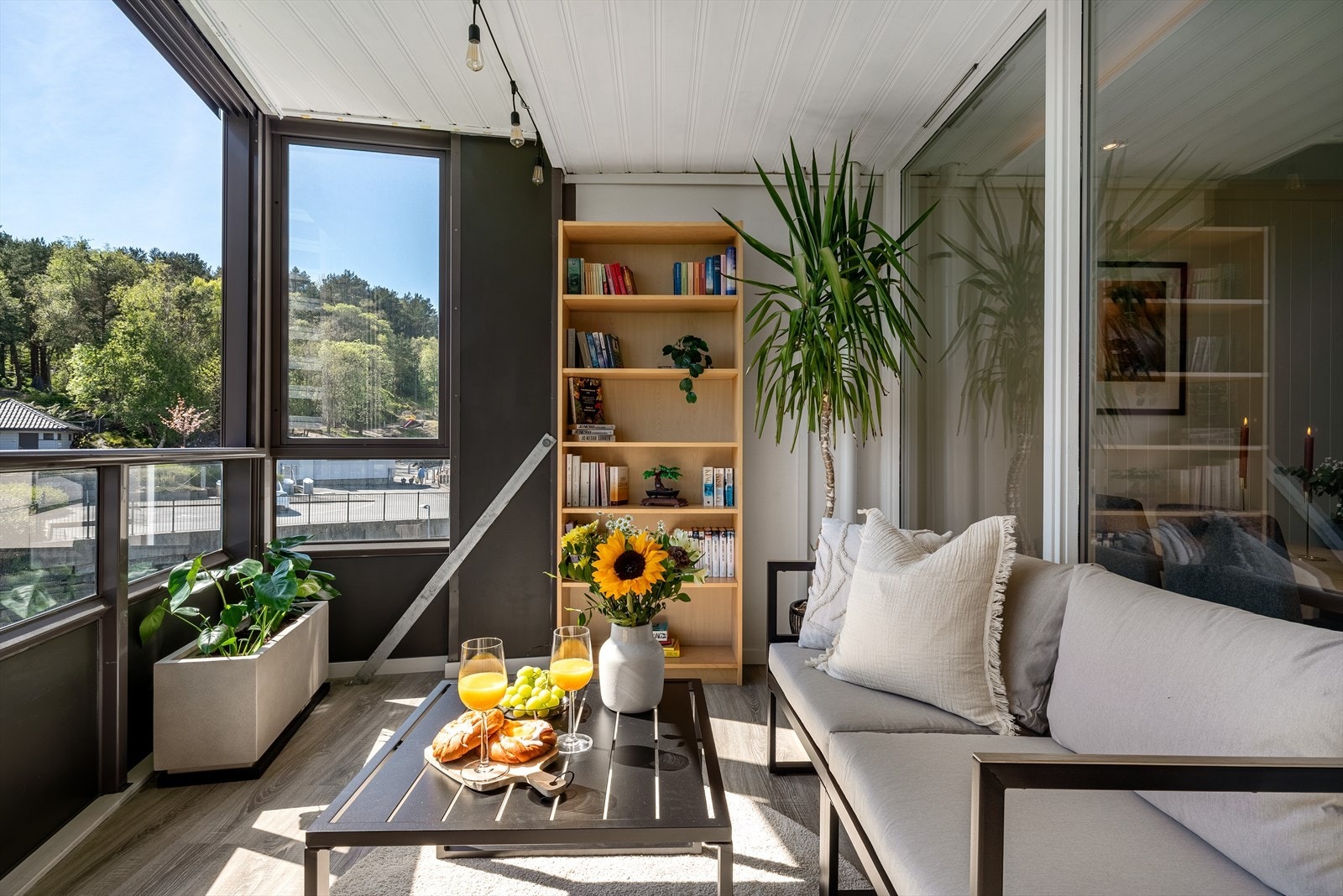 - Her har du god plass til ønsket utemøblement i ulike soner - Galleribilde