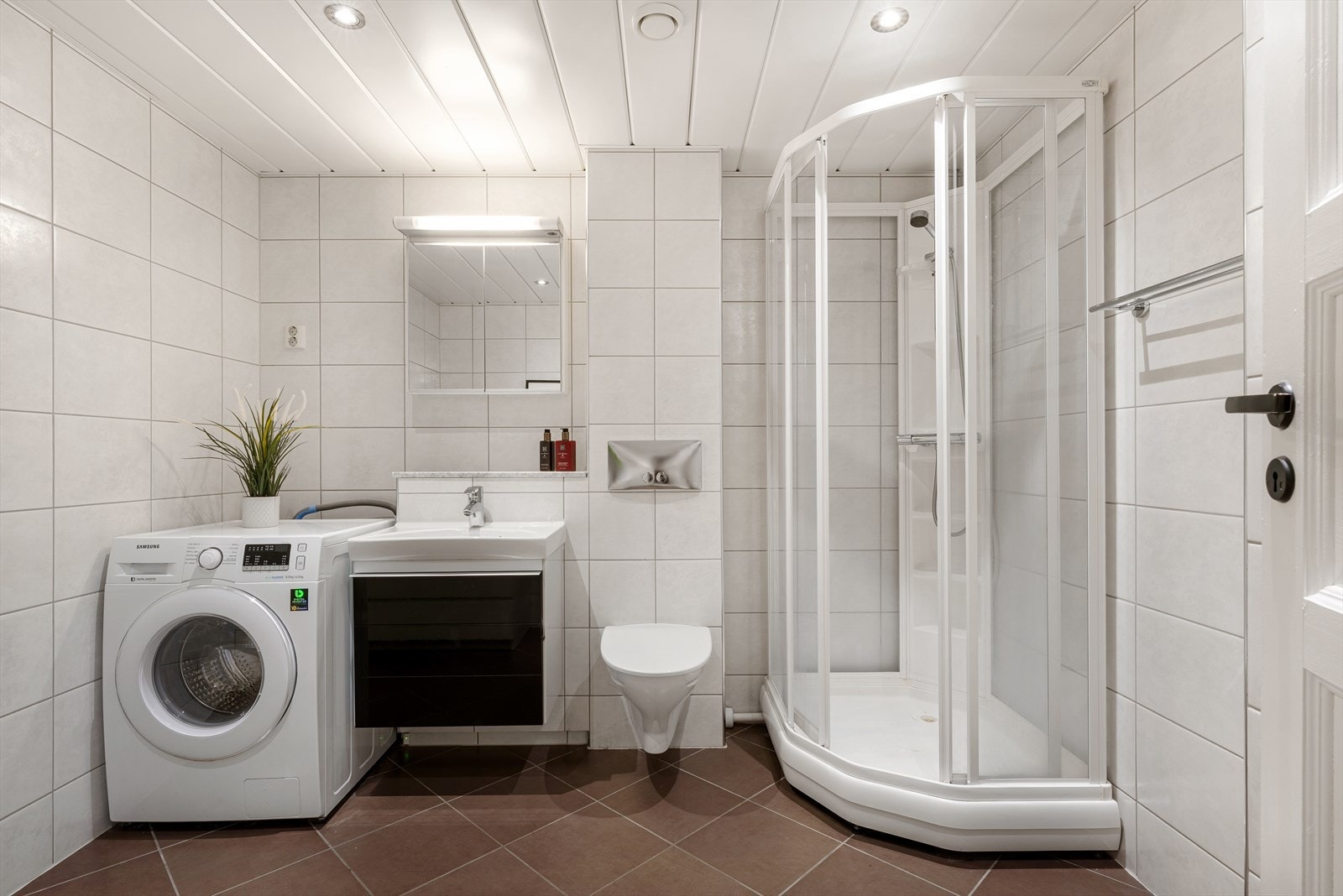 - Innredet med dusjkabinett, vegghengt servantmøbel, vegghengt toalett, speilskap med lys og opplegg for vaskemaskin. Merk at du også har plass til tørketrommel - Galleribilde