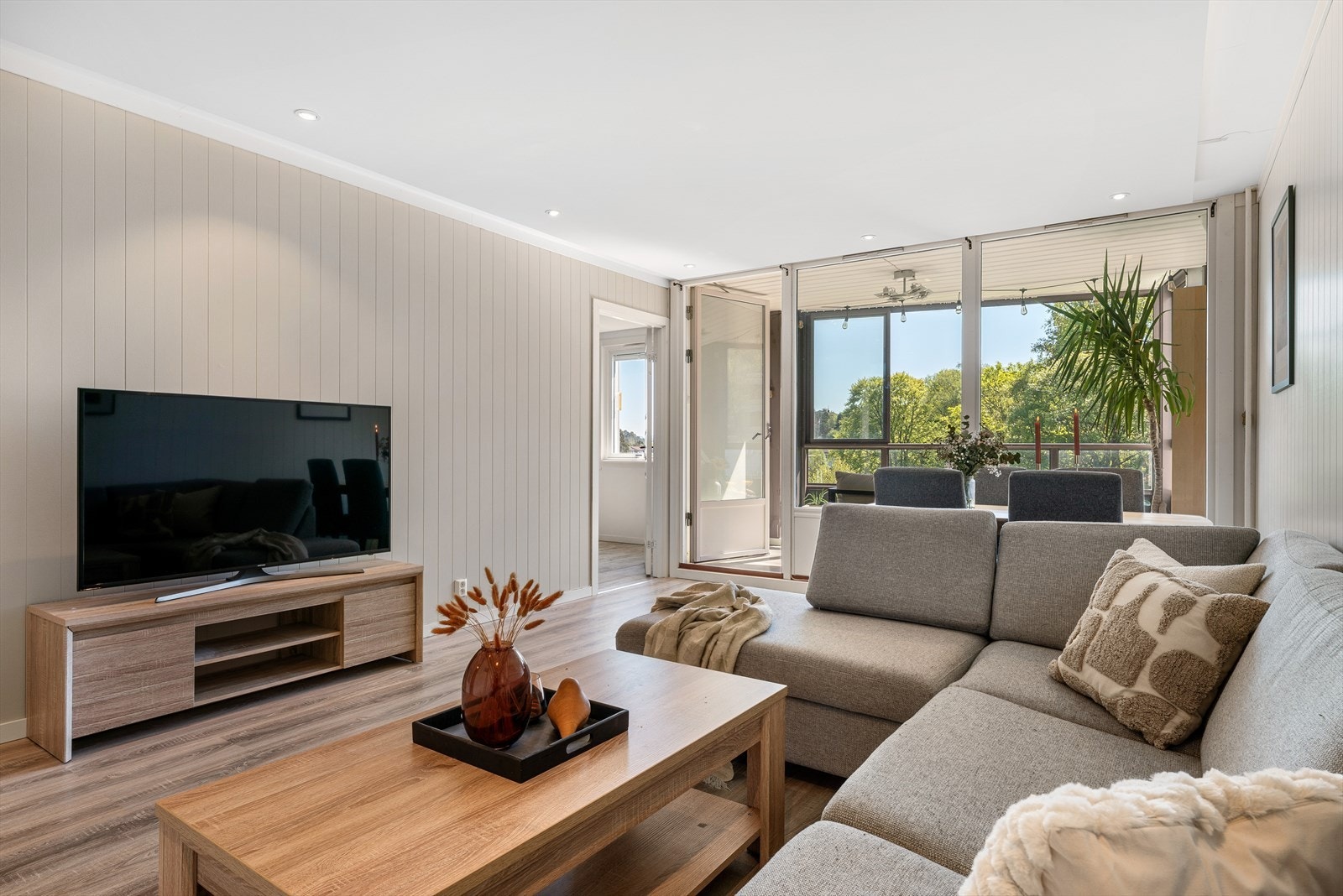 - Stuen måler 20m² og har god plass til sofagruppe og spisebord i hver sin naturlige sone - Galleribilde