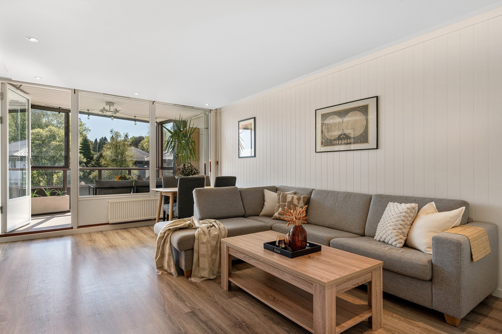 - Leiligheten har et BRA-i på 62m² og inneholder entré, soverom, bad, kjøkken og stue + ekstern bod - Galleribilde