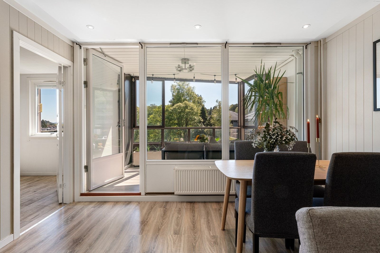 - De generøse vindusflatene bidrar til rikelig med verdifullt lysinnslipp - Galleribilde