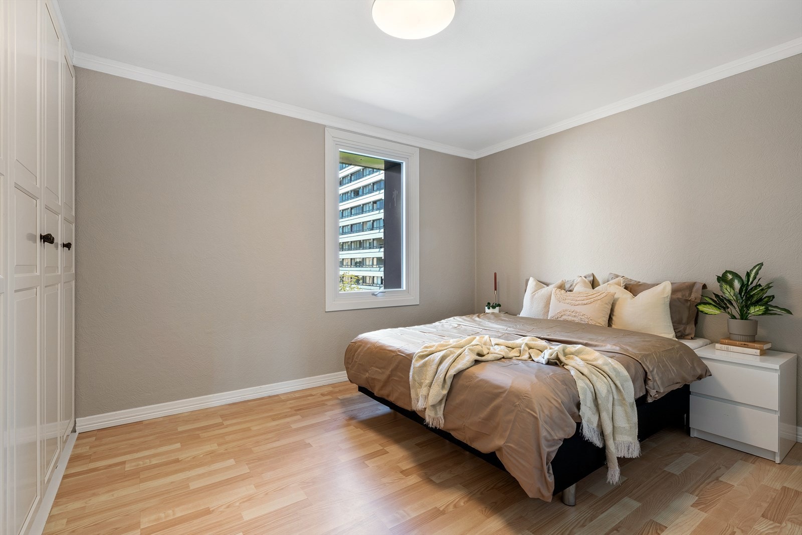 - Soverommet er svært romslig og måler 13,7m² - Galleribilde