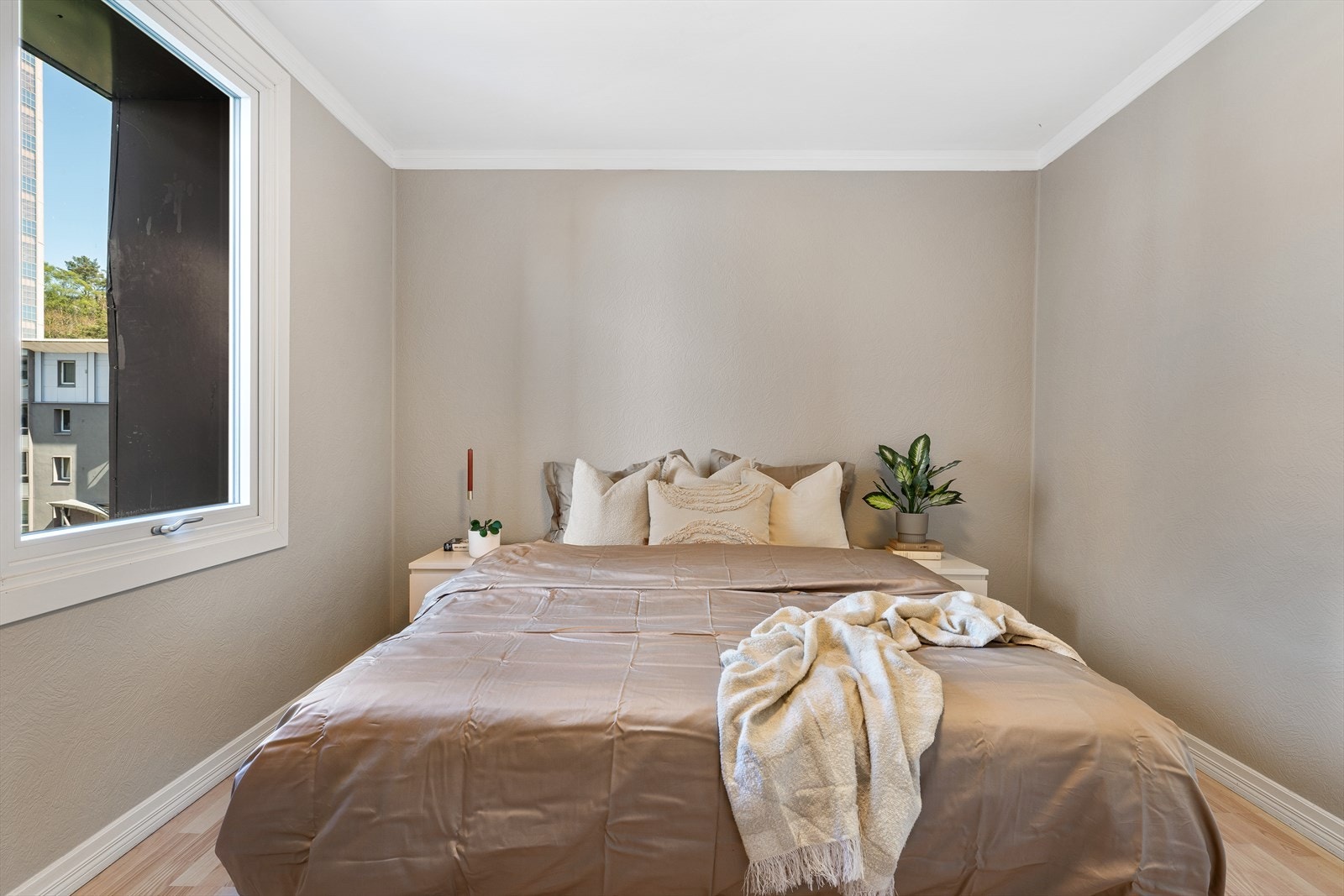 - Her har du god plass til dobbeltseng samt øvrig ønsket møblement - Galleribilde