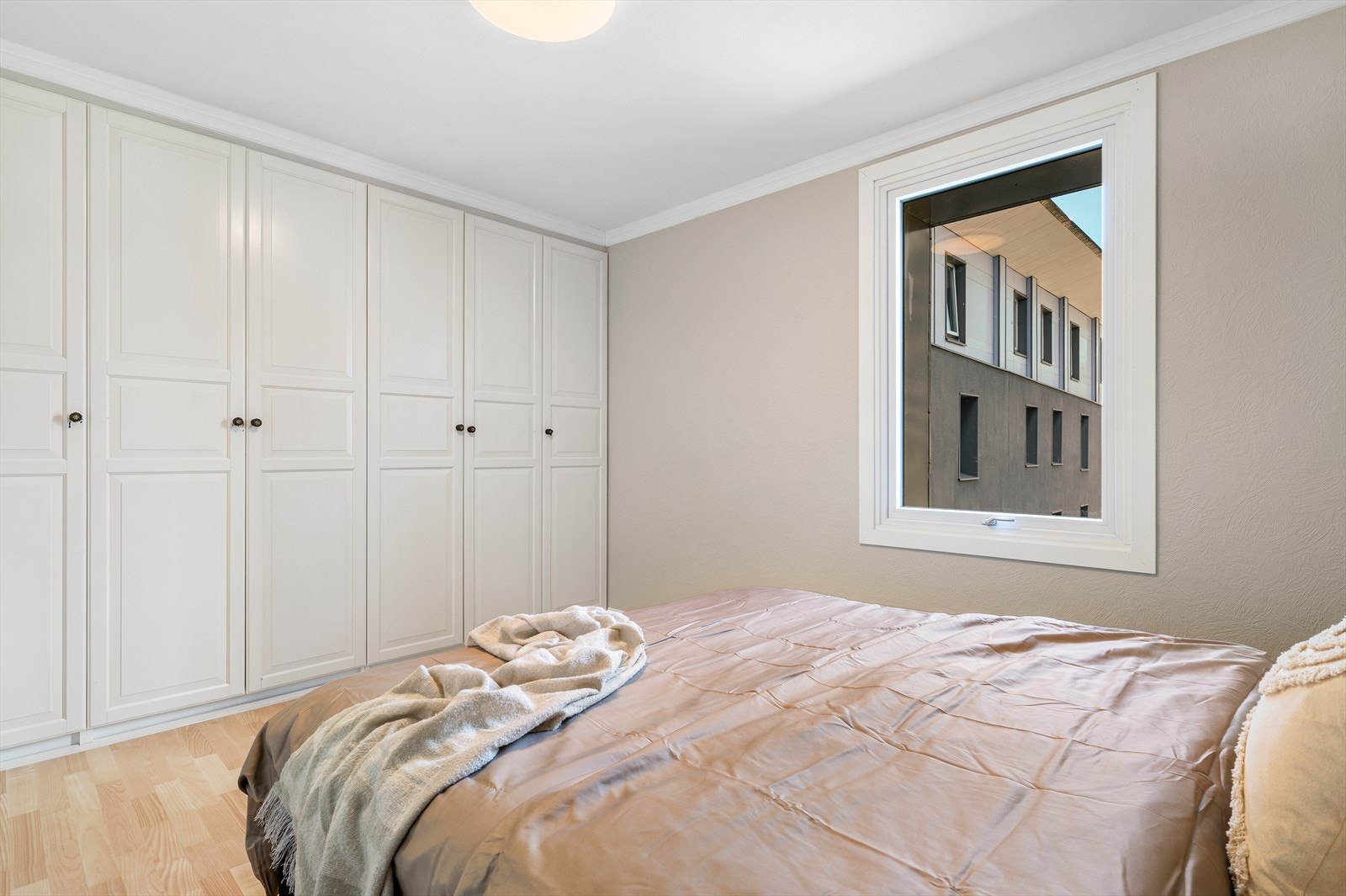 - Merk integrert garderobeløsning langs hele den ene veggen - Galleribilde