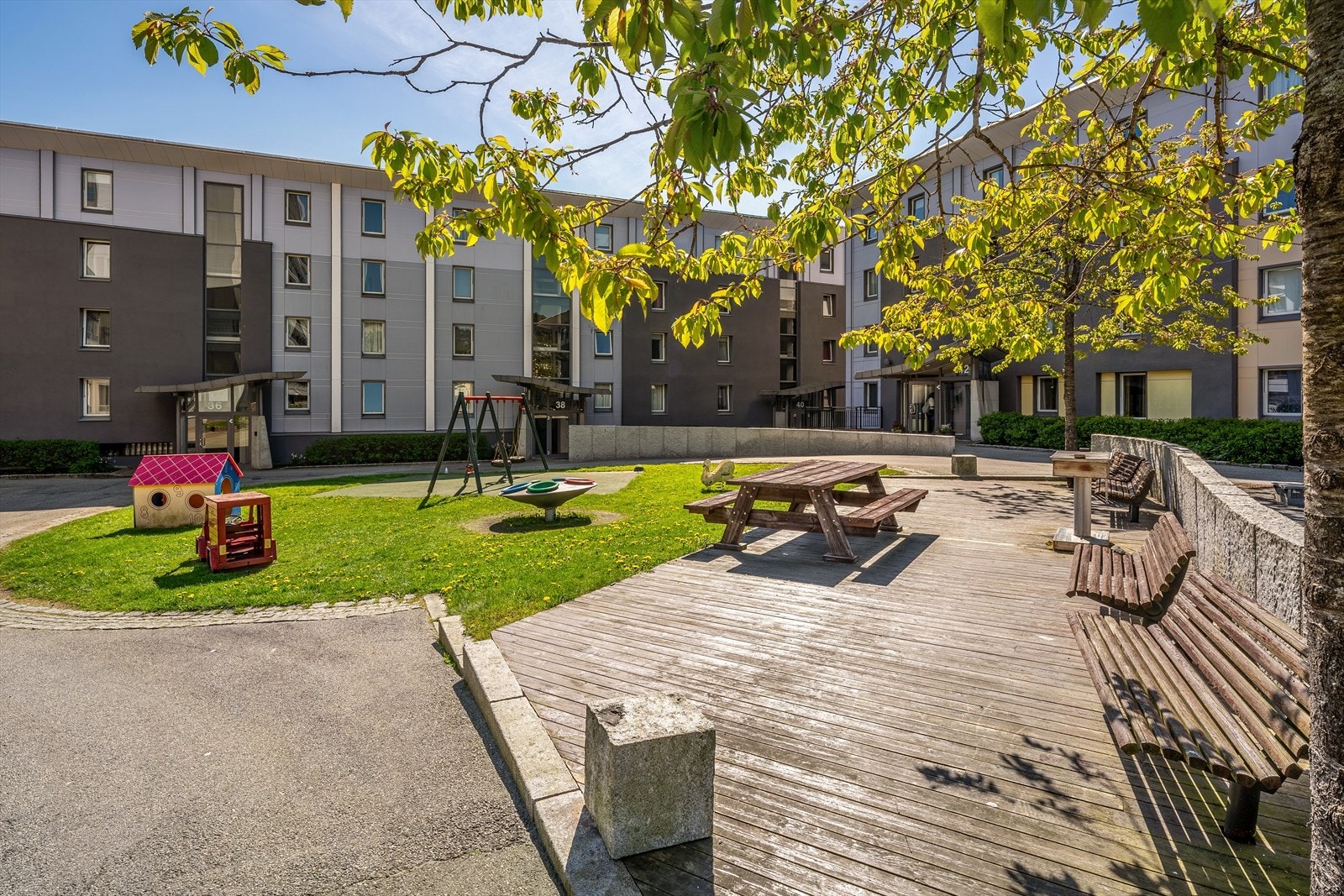 - Her bor man sentralt til med kort vei til "alt" man trenger i hverdagen - Galleribilde