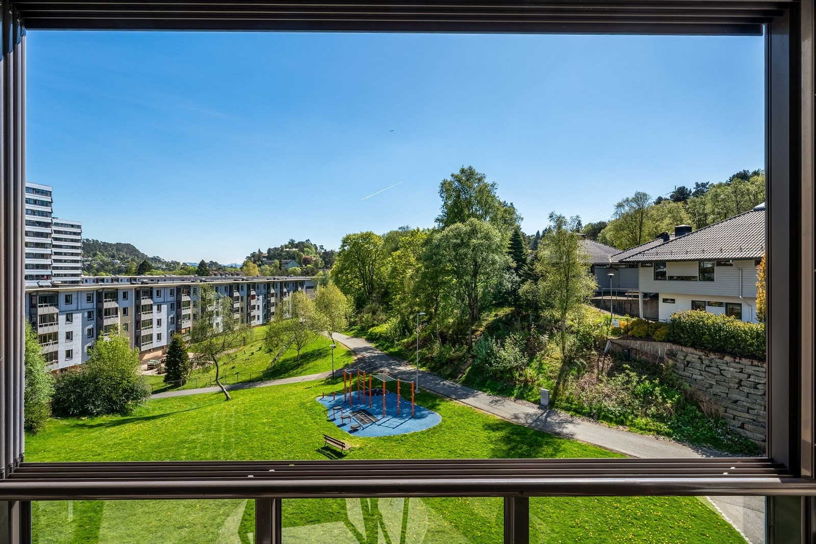 - Vendt mot solrikt parkareal - Galleribilde