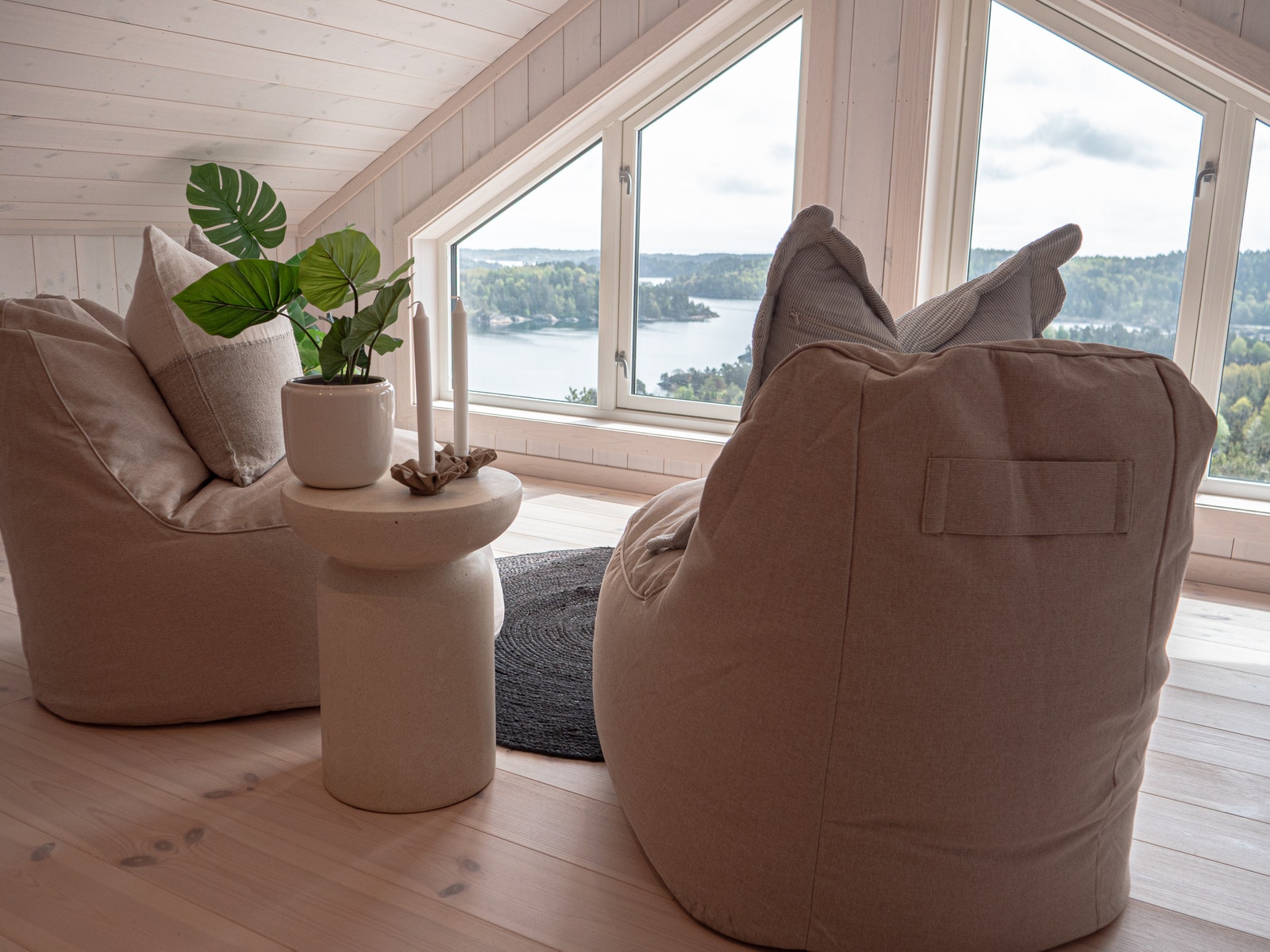 Stor stue på hems med fantastisk utsikt fra de store vinduene Galleribilde