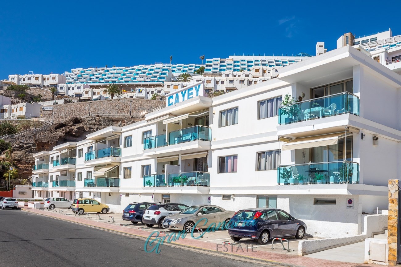 Felles parkering foran bygget Galleribilde