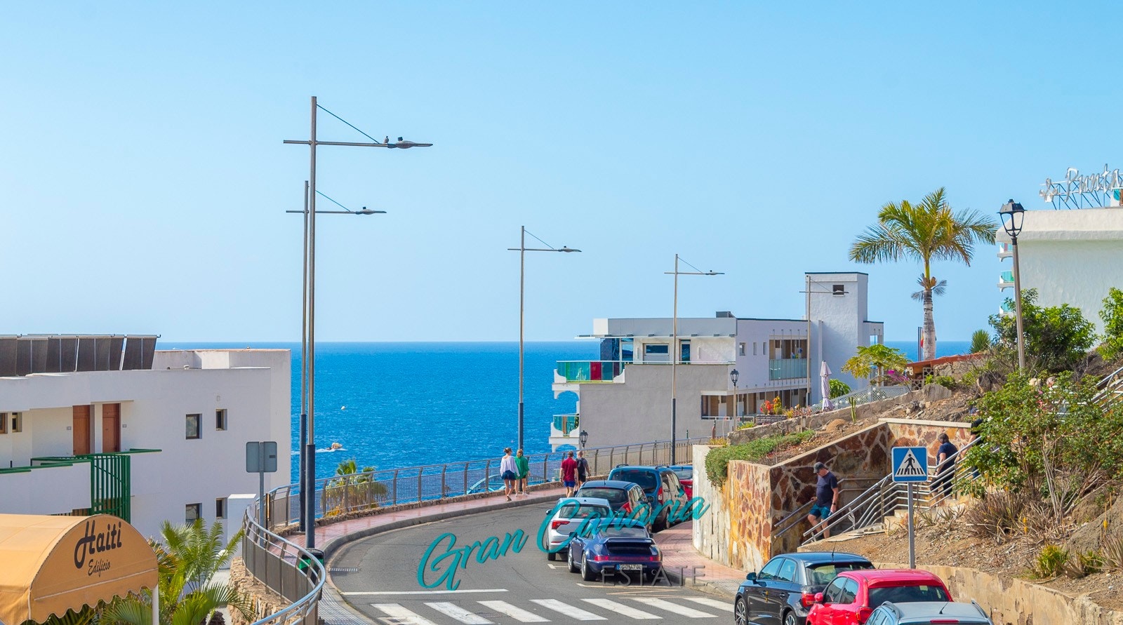 Rolig gate med kort vei til stranden Galleribilde