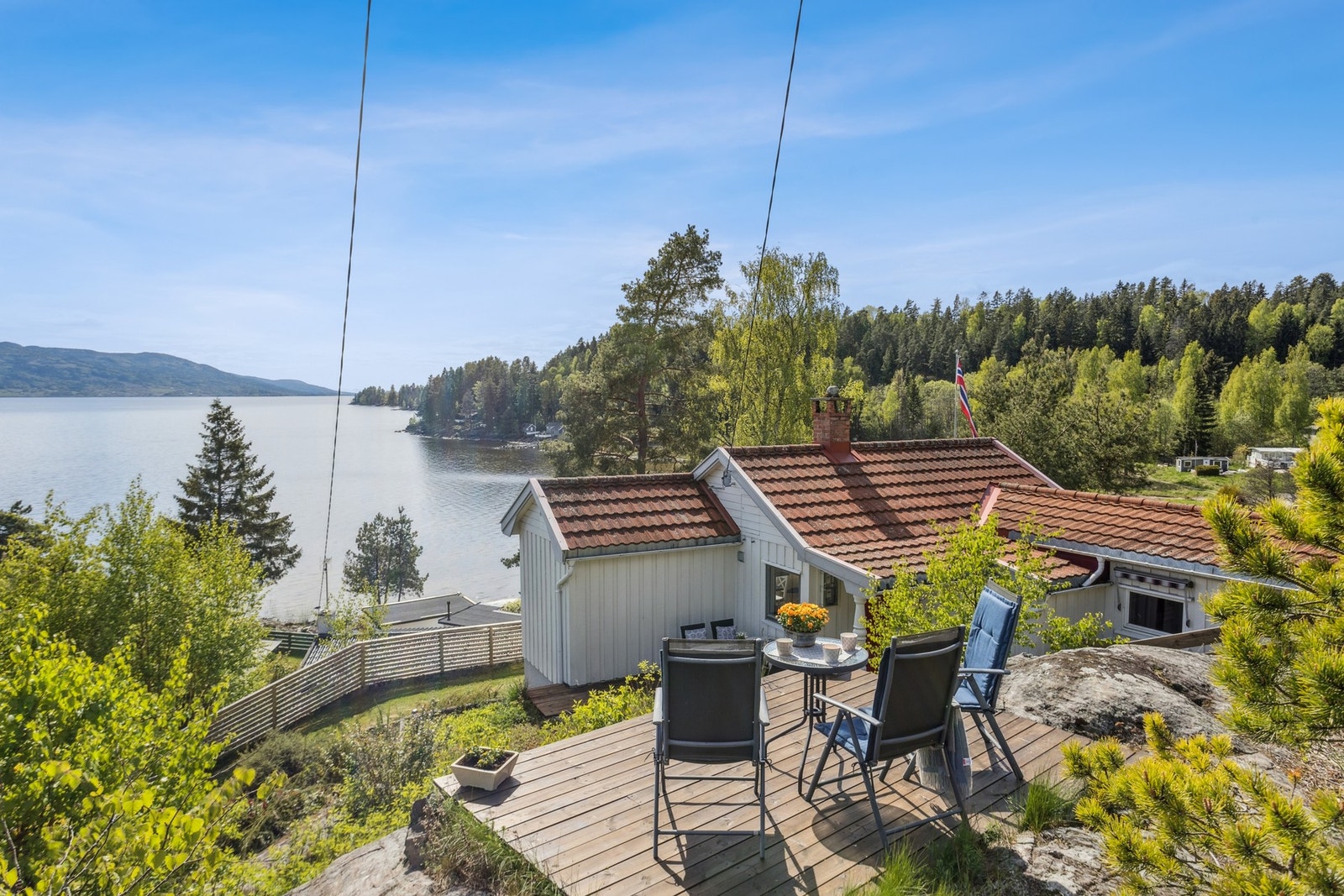 I tillegg til uteplassene rundt hytta er det en koselig platting i fjellsiden. Galleribilde