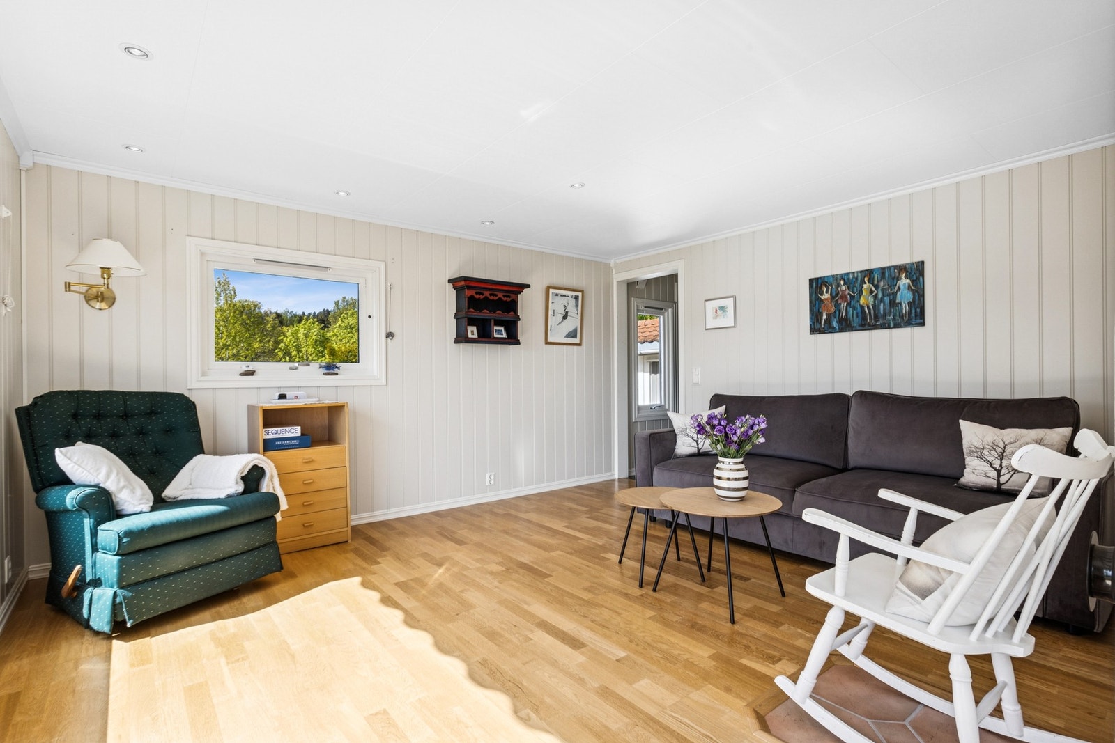 Stuen er lys med plass til sofagruppe og annet ønsket møblement. Galleribilde