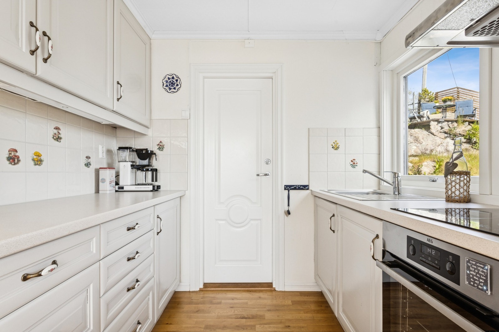 Kjøkkeninnredningen byr på integrerte hvitevarer og godt med benkeplass. Galleribilde