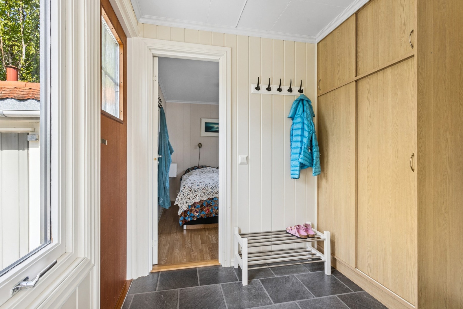 Her kommer du inn til en lys entre med garderobeskap og plass til å hensette sko og yttertøy. Galleribilde