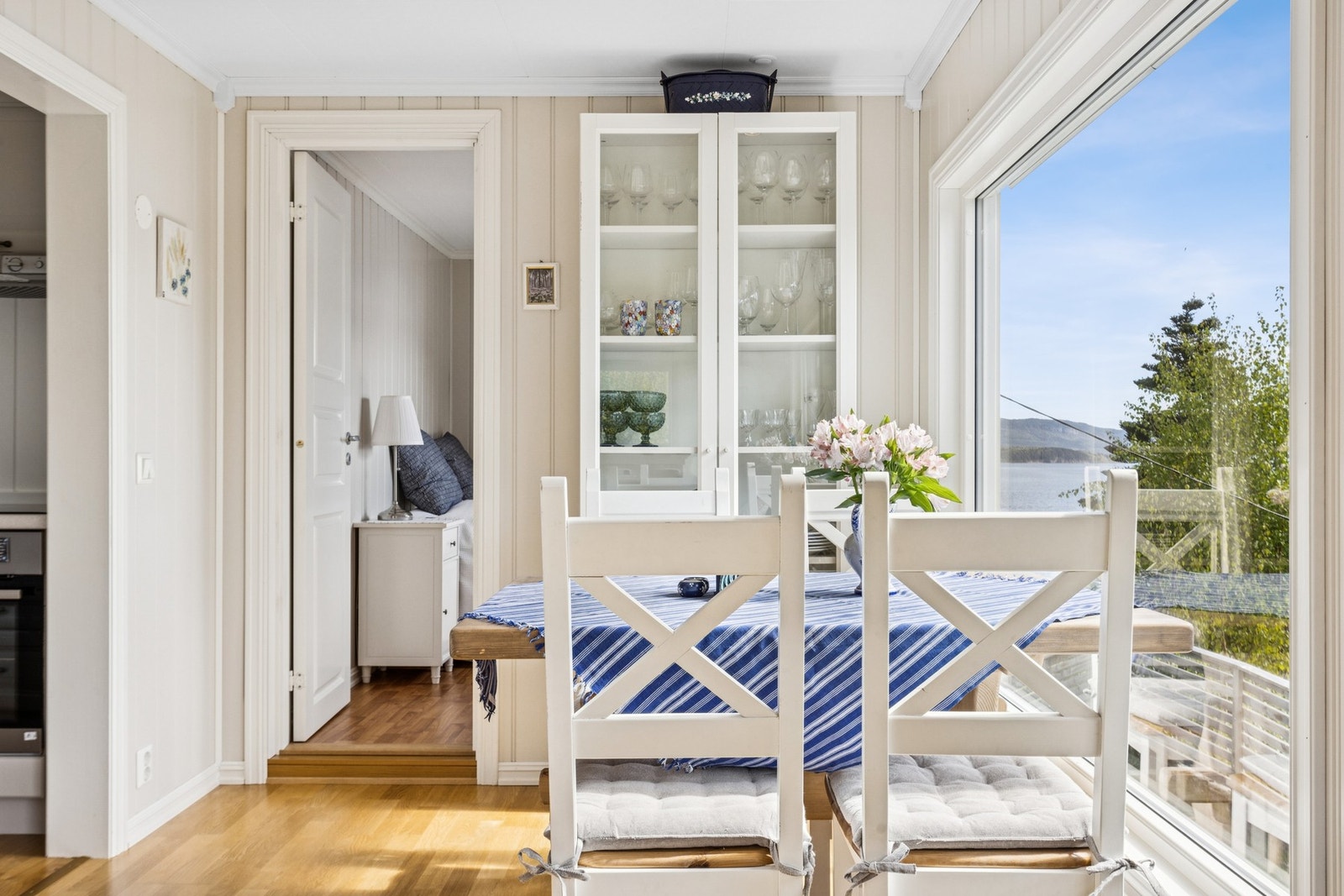 Utenfor kjøkkenet er det en koselig sittegruppe hvor du kan nyte deilig mat og utsikt. Galleribilde