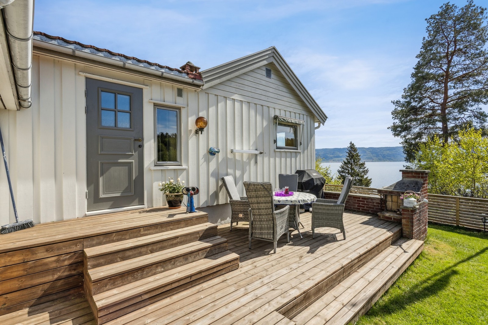 Utenfor inngangsdøren er det pent opparbeidet med terrasse og peis. Galleribilde