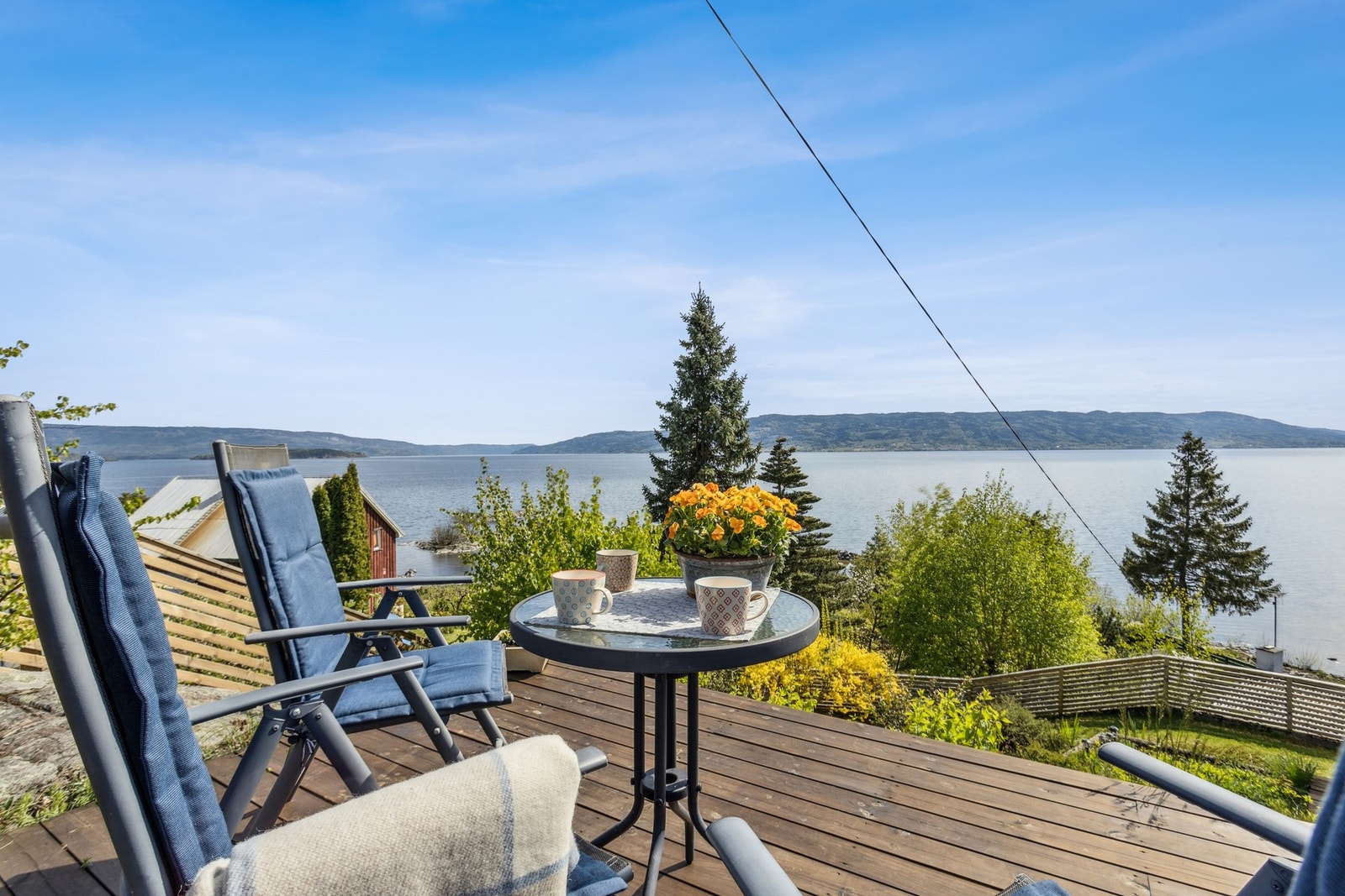 Her kan morgenkaffen nytes i tidlig morgensol Galleribilde