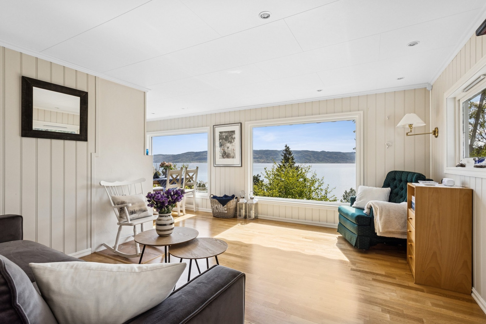 Videre inn til stuen med fantastisk utsikt over Tyrifjorden. Galleribilde