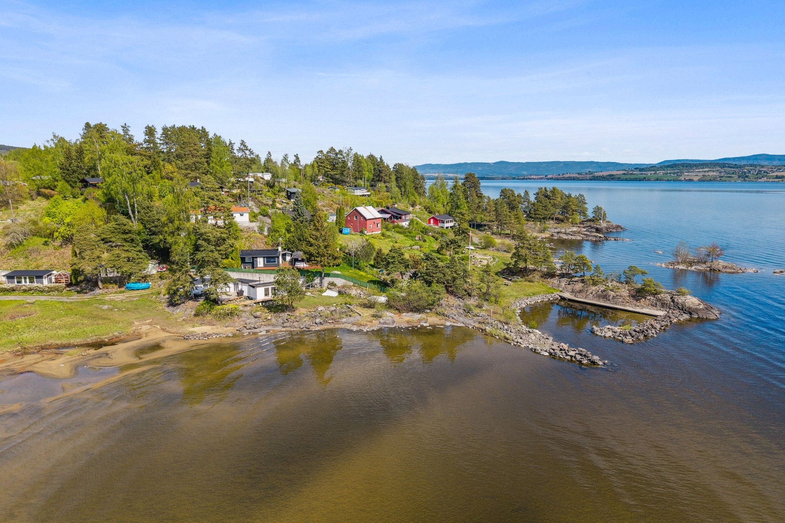 Det er tinglyst båtplass og strandrett. Galleribilde