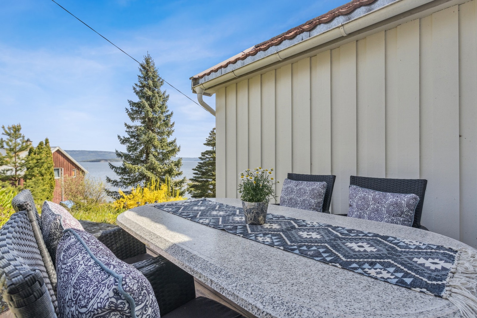 Deilig frokostplass; her er det rikelig med sol frem til ca kl 12 Galleribilde