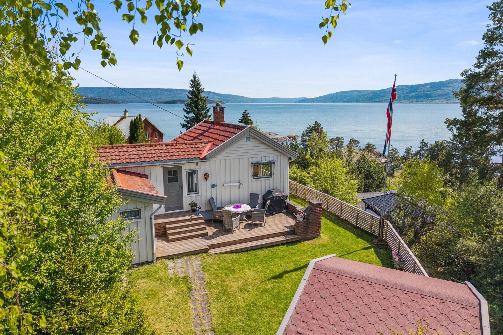 Enkel tilgang til fjorden med båtplass og rett til bruk av felles badestrand gjør sommerdagene perfekte. Galleribilde