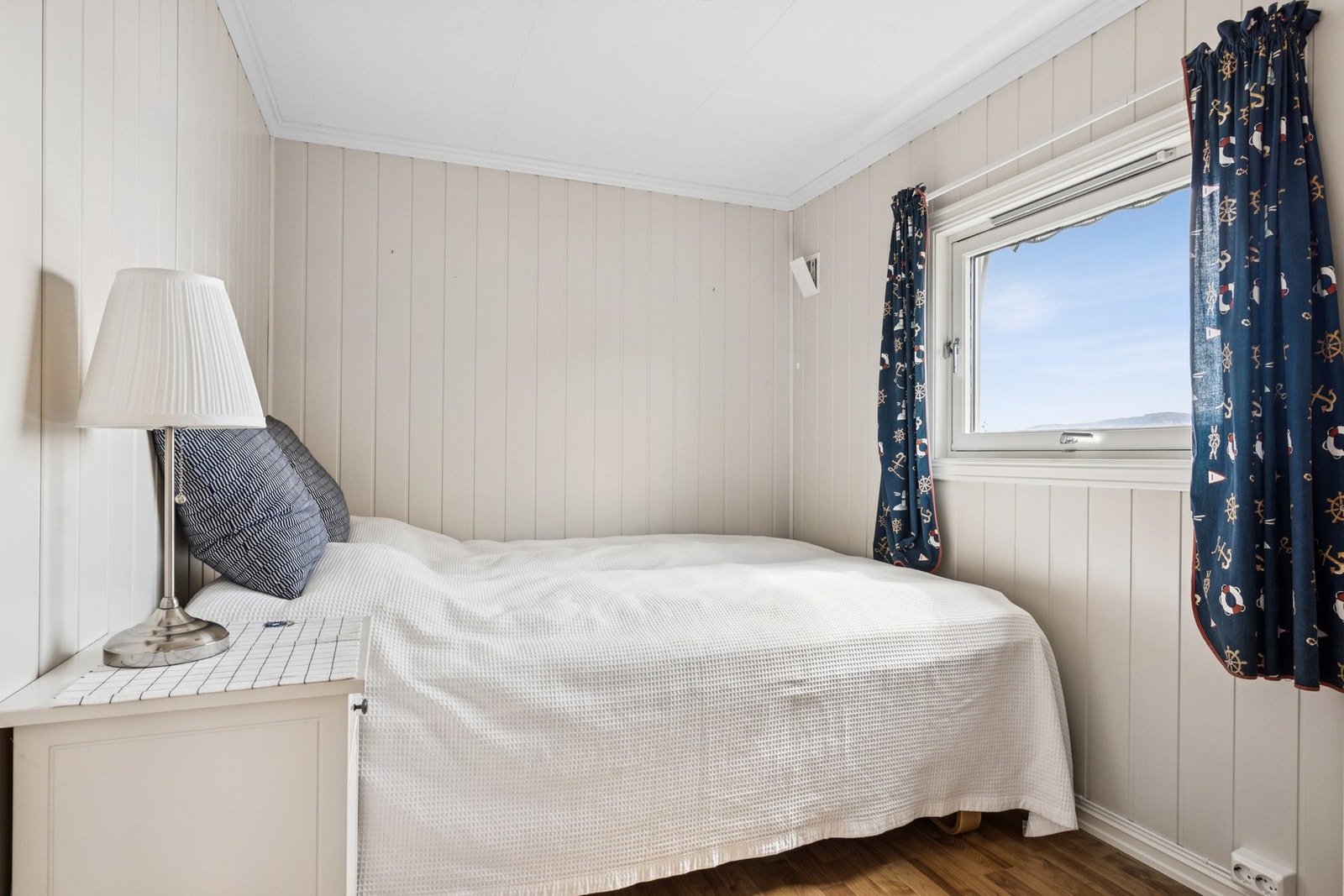 Hovedsoverommet har god plass til dobbeltseng, og byr på nydelig utsikt over Tyrifjorden Galleribilde