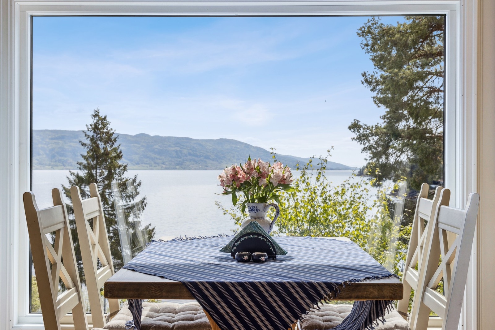 Idyllisk hytteeiendom med nydelig utsikt over Tyrifjorden! Beliggende på Skarvhelltangen/Hollerudvika ved Tyristrand Galleribilde