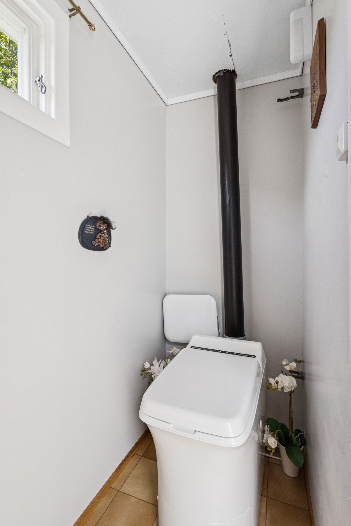 I tillegg til baderom er det separat cinderella forrbrenningstoalett tilkoblet strøm Galleribilde