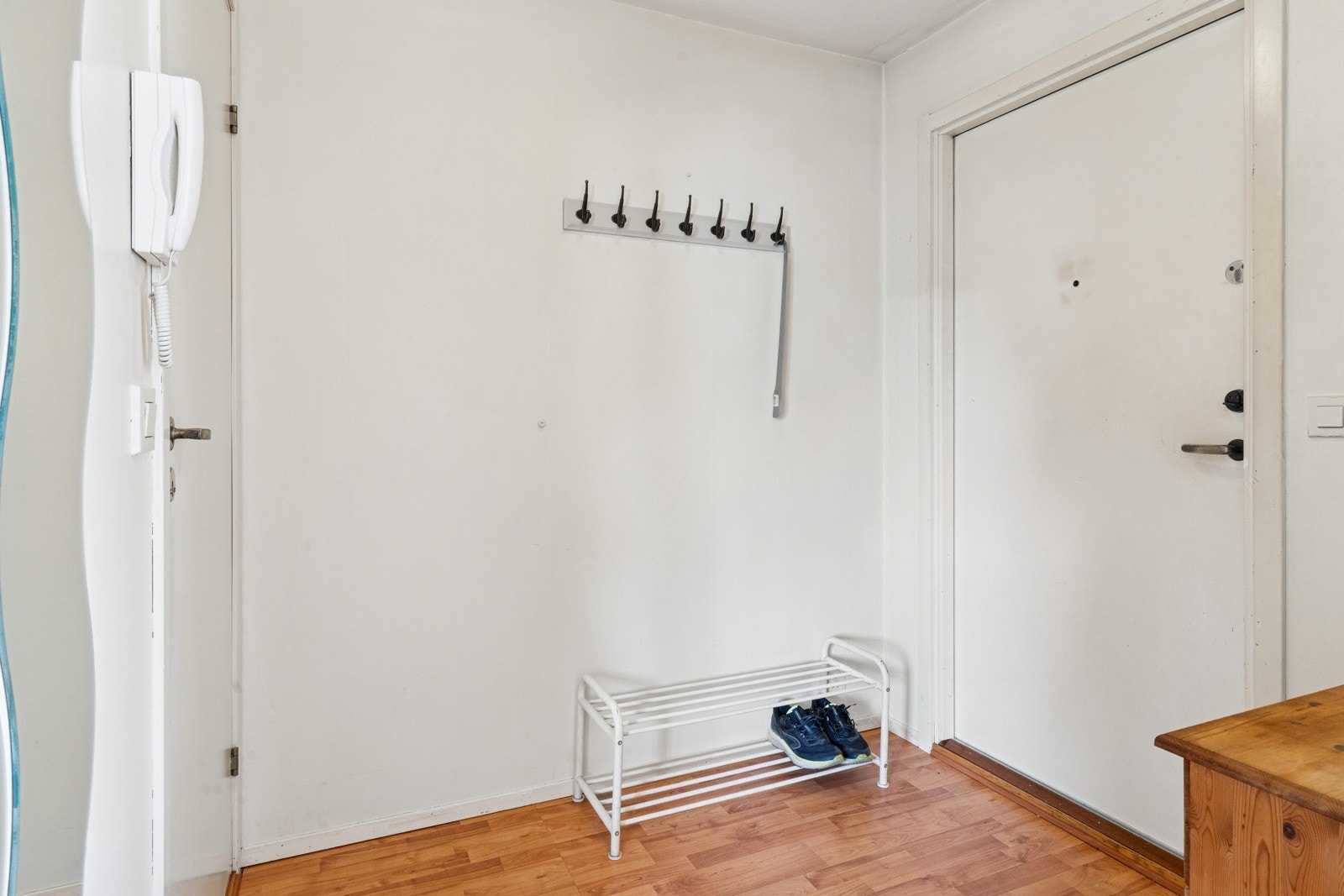 Fra lys entré med god plass til garderobe Galleribilde