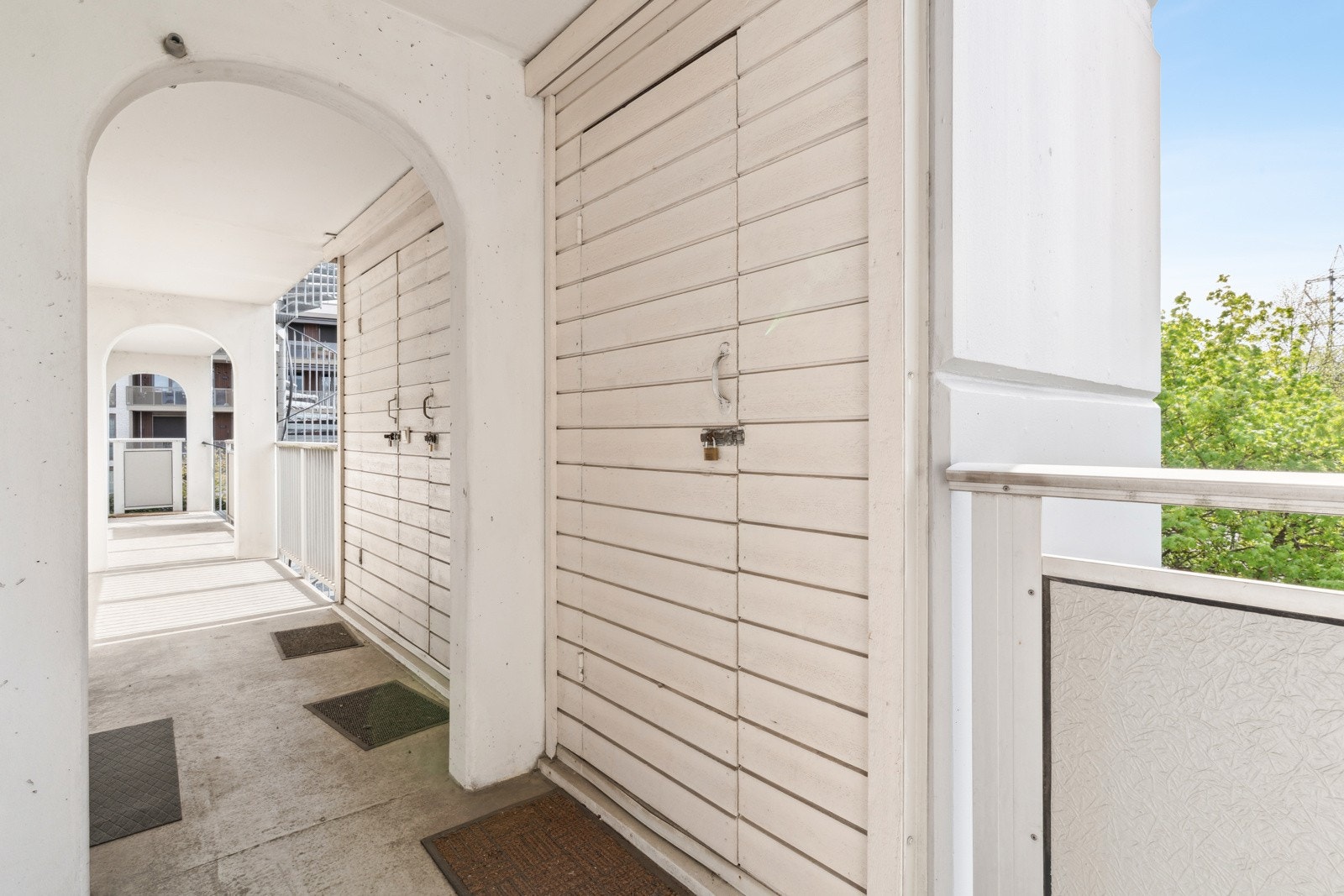 Fra svalgang og inngangsparti med praktisk bod tilhørende boligen Galleribilde