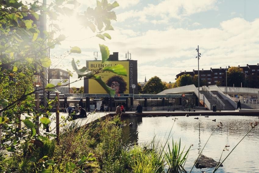 Ensjø torg med Ensjø T-bane stasjon. Her har du 4 linjer og 5 minutters reisevei til sentrum Galleribilde