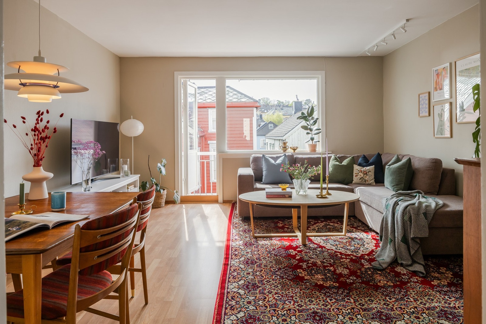 Stuevindu som gir godt med naturlig lys, og utgang til balkong fra stua. Galleribilde