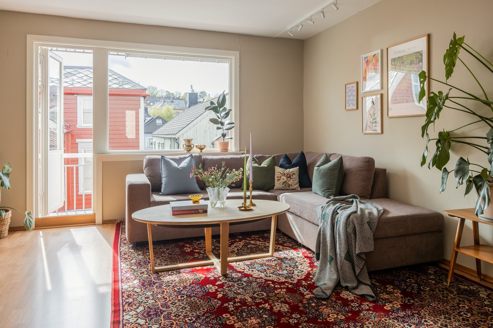 Lys og stilrent stueareal på ca. 21 kvm med parkettbelagte gulv og slette vegger. Galleribilde